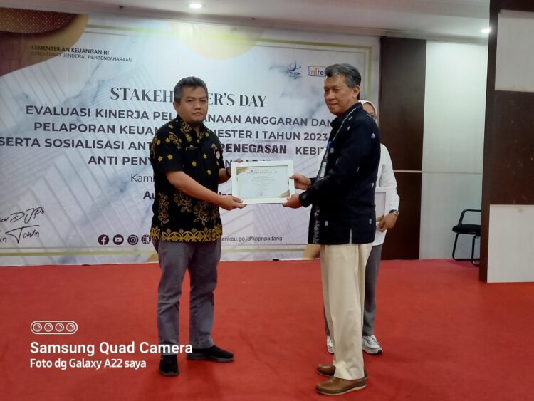 Program Selaras dengan Prioritas Nasional, Pemprov Sumbar Terbaik 1 Pengelolaan DAK Fisik 1 PENGHARGAAN— Pemprov Sumbar meraih penghargaan sebagai Terbaik 1 dalam hal Pengelolaan DAK Fisik Semester I Tahun 2023 di Lingkup KPPN Padang.