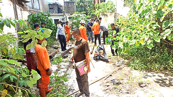 Tragis! Robet Cabiak Ditemukan Tewas Membusuk, Tergeletak di Samping Bangunan Bekas Bioskop, Warga sudah Mencium Bau Tak Sedap 3 Hari 1 EVAKUASI— Polisi bersama Tim SAR mengevakuasi mayat membusuk yang ditemukan di samping bangungan bekas bioskop di Jalan Gambir, Kelurahan Nunang Daya Bangun (NDB), Kecamatan Payakumbuh Barat.