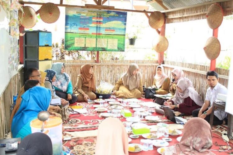 Wujudkan Ketahanan Pangan, Pemerintah Perlu Bangun Sinergi dengan Masyarakat 1 PENILAIAN—Tim penilaian APN Dinas Pangan Provinsi Sumatera Barat saat berada di lapangan.