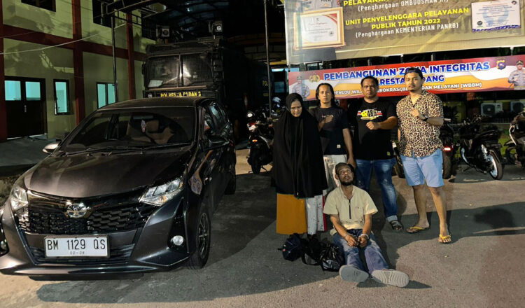 PENIPU DITANGKAP— Pelaku F (50) dan RCA (44) yang menjadi komplotan penipu dengan modus jual emas palsu ditangkap jajaran Polresta Padang.