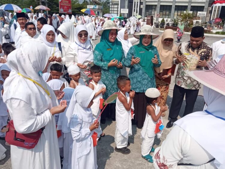 Murid PAUD Antusias Ikuti Manasik Haji 1 MANASIK HAJI— Ketua TP-PKK Padangpariaman Yusrita Suhatri Bur bersama anak anak yang ikut melaksanakan kegiatan manasik haji.