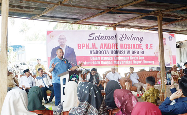 Penuhi Janji ke Sijunjung, Andre Rosiade Tinjau Lokasi Pembangunan Pasar dan Tower BTS 1 KUNJUNGI NAGARI KAMANG— Anggota DPR RI asal Sumbar Andre Rosiade melakukan kunjungan kerja dan silaturahmi ke Nagari Kamang, Kecamatan Kamang Baru, untuk meninjau langsung rencana pembangunan Pasar Kamang Makmur dan Tower BTS Telkomsel di daerah tersebut, Jumat (8/9).