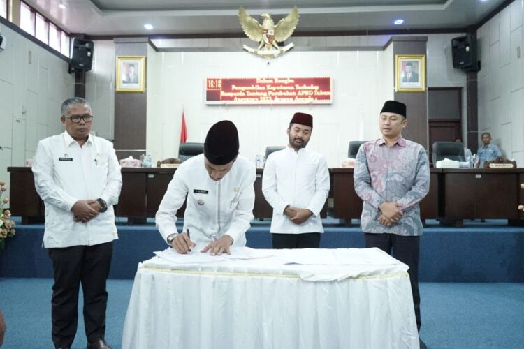 Ranperda APBD Perubahan 2023 Disetujui DPRD Solok Selatan 1 PENGESAHAN RANPERDA— Wakil Bupati Solok Selatan H. Yulian Efi teken persetujuan Ranperda APBD Perubahan Tahun Anggaran 2023 Pemerintah Kabupaten Solok Selatan yang telah disetujui DPRD.