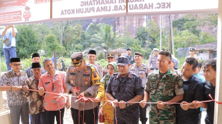 Peredaran Narkoba Mengkhawatirkan, Polres Buat Kampuang Tangguh Bebas Narkoba 1 KAMOUNG BEBAS NARKOBA— Kapolres Limapuluhkota AKBP. Ricardo Condrat Yusuf, menggunting pita tanda dilaunchingnya Kampung Tangguh Bebas Narkoba di Nagari Tarantang.