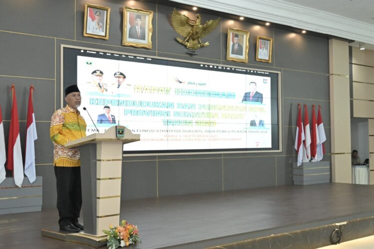 RAKOR KEPENDUDUKAN— Gubernur Sumbar, Mahyeldi Ansharullah memberikan arahan saat Rapat Koordinasi (Rakor) Kependudukan dan Pencatatan Sipil Provinsi Sumbar tahun 2023, di Auditorium Istana Gubernur Sumbar, Rabu (6/9).