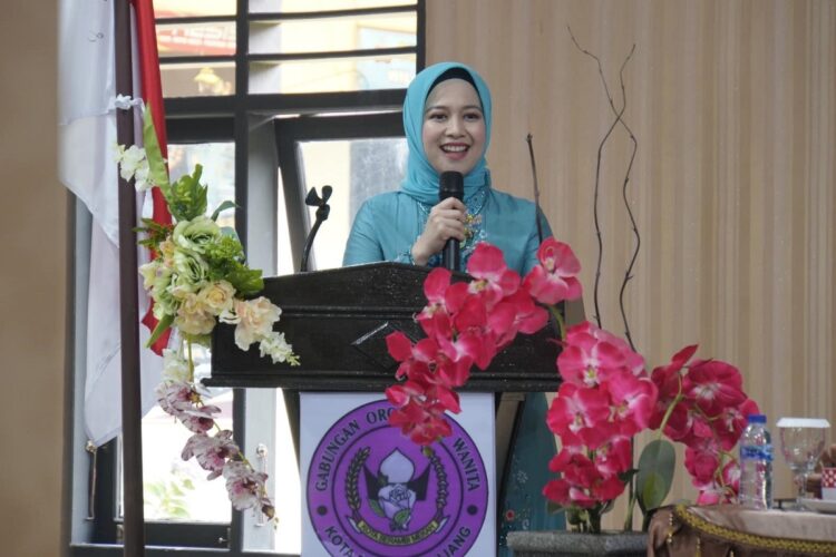 Pererat Silaturahmi, GOW Gelar Pertemuan Bulanan 1 SAMBUTAN— Penasehat GOW Kota Padang Panjang, dr. Dian Puspita Fadly Amran, Sp.JP memberikan sambutan saat pertemuan bulanan anggota.