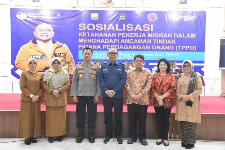 TPPO Lindungi Buruh Migran Indonesia 1 FOTO BERSAMA— Wako Genius Umar bersama Direktur Pelindungan dan Pemberdayaan Kawasan Amerika- Pasifik Dwi Anto, Kapolres Pariaman AKBP. Abdul Azis, Margareta Anita, Feby Dt. Bangso usai sosialisasi KEtahanan PEkerja Migram dalam menghadapi ancaman TPPO.