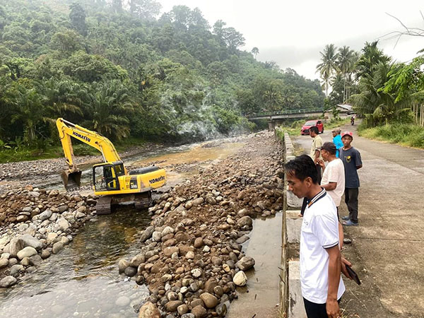 Permintaan Masyarakat Nagari Salibutan, Jalan Diaspal Hotmik, Normalisasi Sungai Terwujud 1 NORMALISASI SUNGAI— Satu unit alat berat tengah bekerja dalam tahapan normalisasi sungai di Nagari Salibutan, Kecamatan Lubuk Alung, Padangpariaman, Kamis (7/9).