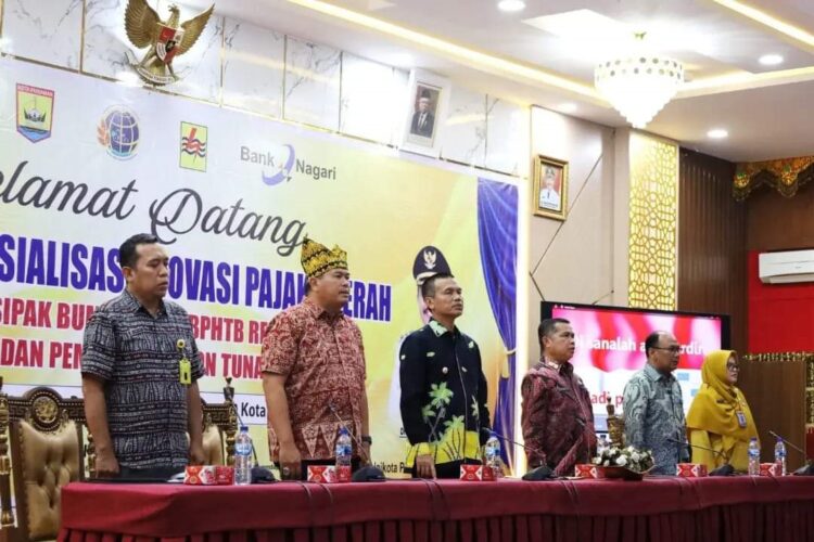 LAGU KEBANGSAAN—Wako Pariaman Genius Umar  melantunkan lagu Kebangsaan Indonesia Raya.