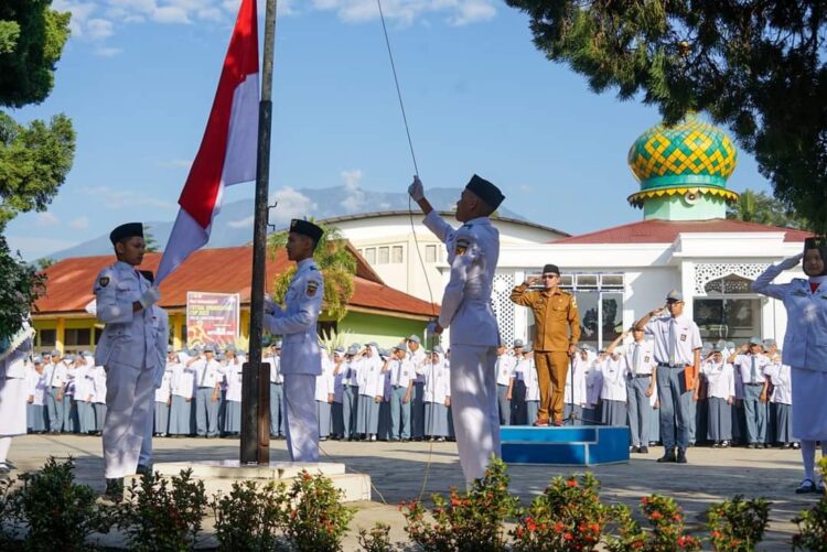 Disiplin dan Belajar Sunguh-sungguh Kunci Mencapai Kesuksesan 1 Pimpin Upacara Bendera di SMA N 1 Sungayang Bupati Eka Putra Yakin Akan Lahir