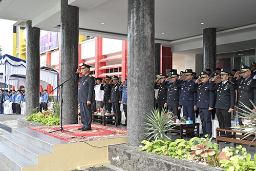 Pimpin Upacara Harhubnas 2023, Gubernur Sumbar Ajak Insan Transportasi Maksimalkan Pelayanan 1 IRUP HARHUBNAS— Gubernur Sumbar, Mahyeldi Ansharullah bertindak sebagai Inspektur Upacara peringatan puncak Harhubnas Tahun 2023 tingkat Provinsi Sumbar di halaman Kantor Gubernur, Senin (18/9).