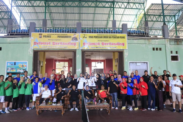 Kejuaraan Tenis Lapangan The City Of Randang II Resmi Dibuka 1 BUKA—Pj Wali Kota Payakumbuh, Rida Ananda saat membuka kejuaraan tenis lapangan.