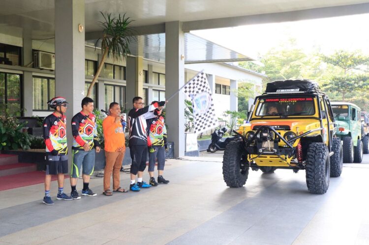 PELEPASAN— Pj Wali Kota Payakumbuh Rida Ananda saat melepas peserta offroader ke Banda Aceh dengan mengangkat bendera, di depan kantor Balaikota, Minggu (3/9).