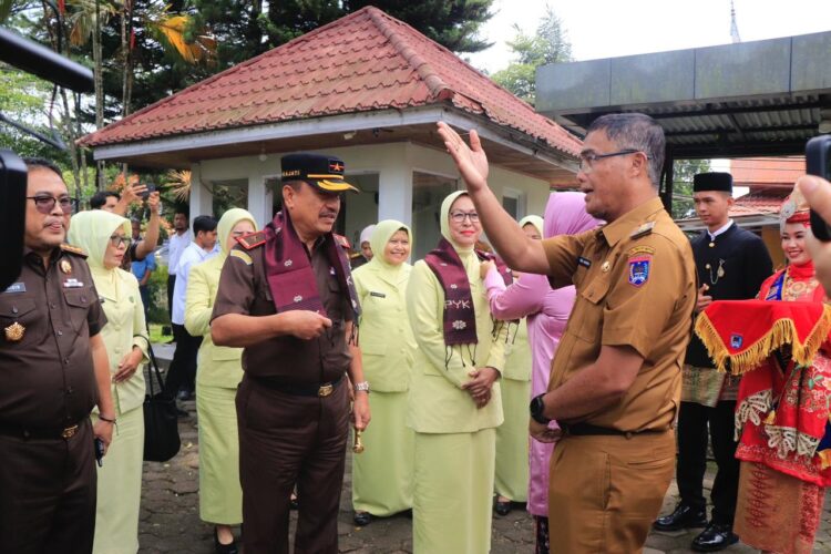 Kunjungi Pemko Payakumbuh, Kajati Sumbar Beri Kiat Pencegahan Korupsi 1 KUNJUNGAN KERJA— Pj Wali Kota Payakumbuh Rida Ananda menyambut hangat kedatangan Kajati Sumbar Asnawi ke Rumah Dinas Wali Kota Payakumbuh