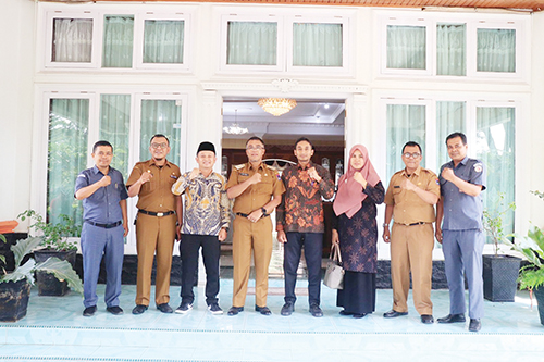 Bawaslu Silaturahmi Bersama Pj Wali Kota, Rida Ananda Ingatkan Kembali Soal Netralitas ASN 1 SILATURAHMI— Pj Wali Kota Payakumbuh Rida Ananda menerima kunjungan silaturahmi dari Ketua bersama Anggota Bawaslu di Rumah Dinas Wali Kota Payakumbuh, Senin (18/9).