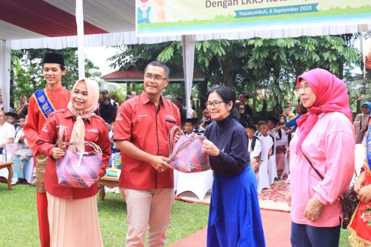 Indo Jalito Gelar Sunatan Massal Gratis di Payakumbuh 1 SERAHKAN BINGKISAN— Pj Wali Kota Payakumbuh Rida Ananda serahkan bingkisan kepada Indo Jalito dan Anggota DPD RI Ema Yohana dalam kegiatan sunatan massal gratis.