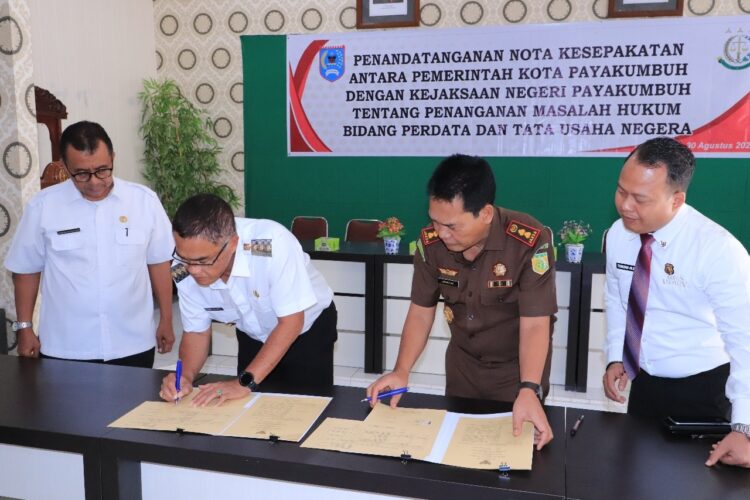 TEKEN MoU— Pj Wali Kota Rida Ananda teken MoU tentang penanganan masalah hukum.