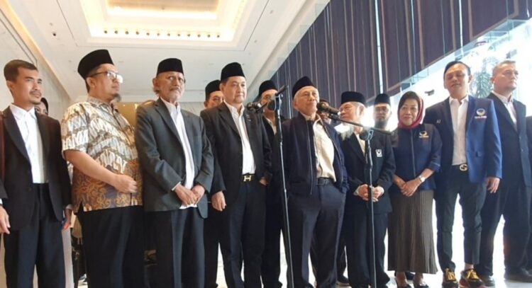 SAMBANGI NASDEM— Ketua Umum Partai Masyumi Ahmad Yani bersama jajarannya menyambangi kantor DPP Nasdem, di Jakarta.