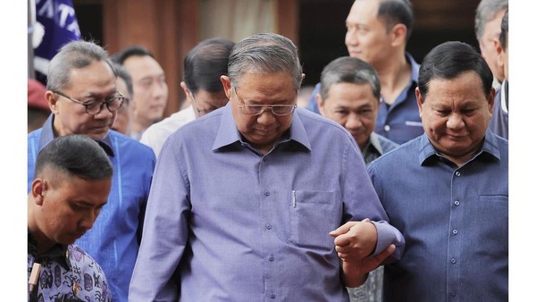 SBY Siap Turun Gunung Demi Prabowo jadi Presiden 2024 1 Kunjungi— Beberapa momen Susilo Bambang Yudhoyono (SBY) saat mengunjungi Bacawapres Prabowo di kediamannya di Hambalang, Bogor, Jawa Barat.