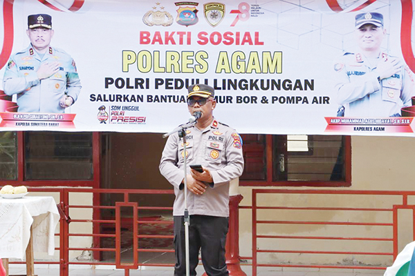 Polres Agam Rehab dan Salurkan Air Bersih di Musholla Ishaniah Silayang 1 KATA SAMBUTAN— Wakapolres Agam Kompol H. Andrizal Guci memberikan sambutannya disela kegiatan penyaluran bantuan sosial untuk renovasi mushalla Ishaniah Silayang, Jorong Parit Panjang, Kenagarian Persiapan Parik Panjang Kecamatan Lubuk Basung, Jum’at (8/9).