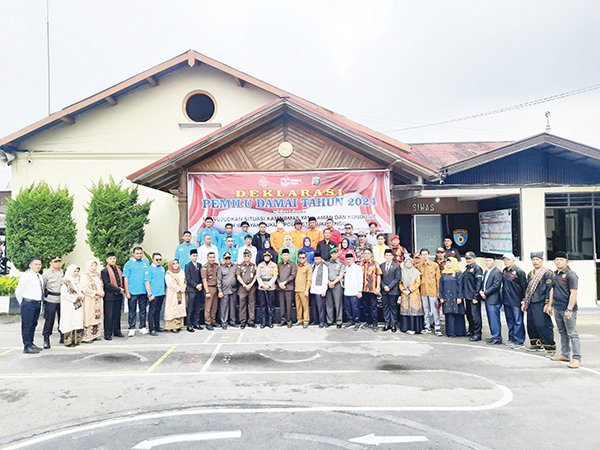 Polresta Bukittinggi Gelar Apel Deklarasi Pemilu Damai, Perkuat Komitmen Ciptakan Pemilu Aman dan Damai 1 DEKLARASI— Polresta Bukittinggi bersama penyelenggara Pemilu serta perwakilan Parpol di wilayah Bukittinggi dan Agam Timur mendeklarasikan Pemilu Damai, Senin (4/9).