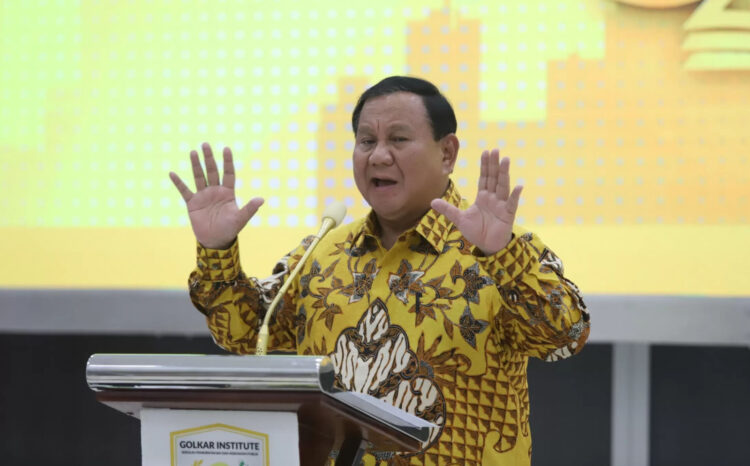 PAPARKAN— Ketua Umum Partai Gerindra Prabowo Subianto memaparkan 10 fokus kebijakan untuk melanjutkan 
kepemimpinan Presiden Jokowi saat memberikan kata sambutan di Kantor DPP Golkar.