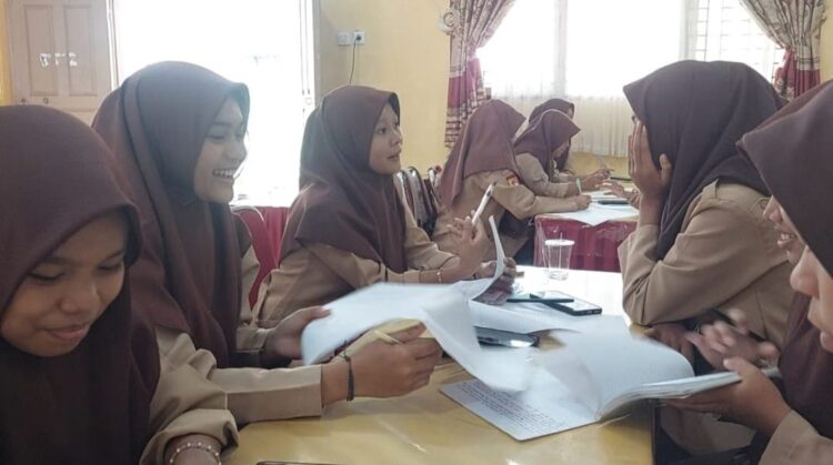 WORKSHOP MENULIS— Sejumlah siswa SMAN 6 Pariaman mengikut kegiatan workshop ilmu jurnalistik.