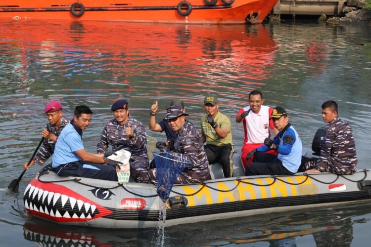 TELUSURI BATANG ARAU— Wadanlantamal Kolonel Marinir Arinto Beny Sarana S.E.,M.M., bersama Dansatrol Letkol Laut (P) Afif  Yuhardi Putra jajarannya dan  Edi Azmi Asisten I Kota Padang mewakili wali kota, saat menelusuri Batang Arau, Selasa (5/9).