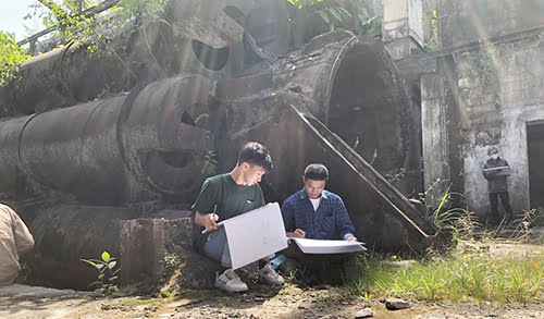 KULIAH DI INDARUNG I— Puluhan mahasiswa Program Studi Arsitektur UBH melaksanakan kuliah Dasar Desain I di kawasan Pabrik Indarung I PT Semen Padang.