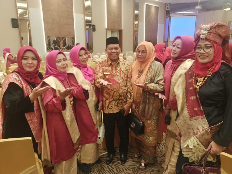 BERSAMA—Wabup Rahmang usai pengukuhan Ikatan Keluarga Suku Sikumbang Bersatu  (IKKSB) Provinsi Riau.