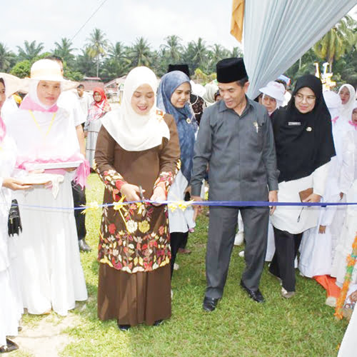 Ratusan Anak PAUD di Ampek Nagari Ikuti Peragaan Manasik Haji 1 GUNTING PITA— Bunda Paud Kabupaten Agam, Ny Yenni Andri Warman melakukan pengguntingan pita pertanda dimulainya peragaan manasik haji di Lapangan Bola Pudung, Nagari Bawan, Kecamatan Ampek Nagari, Rabu (27/9).