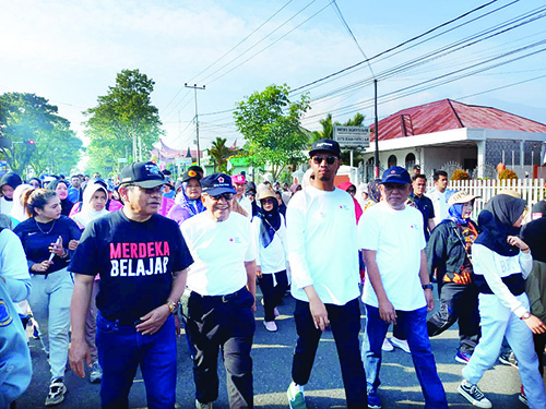 Rangkaian HUT PMI ke-78, Ratusan Warga Bukittinggi Ikuti Jalan Sehat Kemanusiaan 1 JALAN SEHAT— Wali Kota Bukittinggi Erman Safar bersama ratusan warga mengikuti jalan sehat kemanusiaan dalam rangka HUT PMI ke-78, Minggu (17/9).