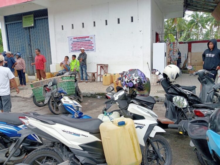 Terkait Pencabutan Rekomendasi BBM, Ratusan Nelayan Tiku Sesalkan Dinas Ketahanan Pangan Perikanan 1 MENUNGGU—Puluhan Nelayan di SPBU Gasan Kaciak Tanjung Mutiara menunggu solusi dari dinas terkait atas pencabutan rekomendasi BBM selain jenis solar.