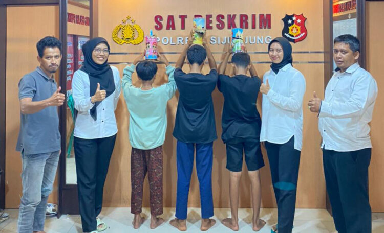 3 Pelajar SMP Kompak Mencuri di Rumah Teman, Pakai Skenario, Celengan untuk Umrah Diembat 1 CURI CELENGAN— Tiga anak di bawah umur ditangkap jajaran Satreskrim Polres Sijunjug lantaran mencuri celengan di rumah temannya.