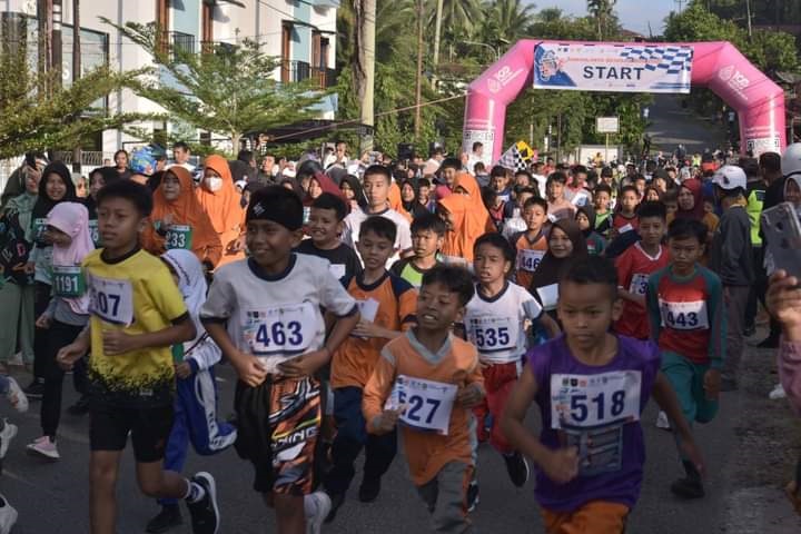 Ribuan Peserta MeriahkanGeopark Run 10 K 1 GEOPARK RUN 10K— Ribuan warga Sawahlunto dan wisatawan mengikuti lomba
lari Sawahlunto Geopark
Run 10 K.