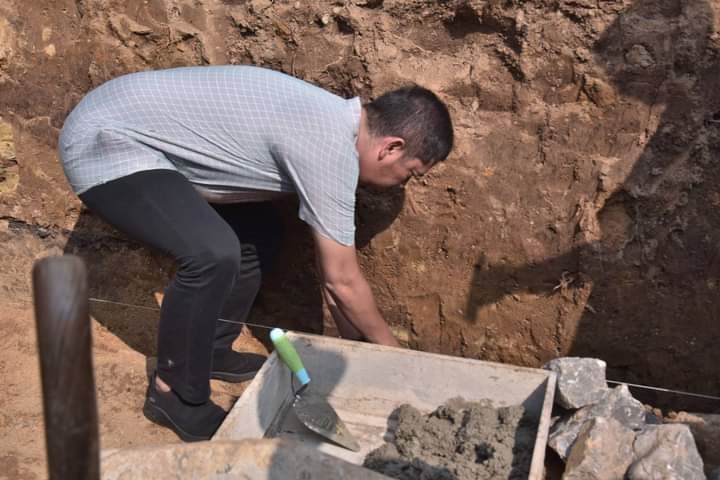 SDN 17 Air Dingin Bangun Mushalla 1 PELETAKAN BATU PERTAMA— Wali Kota Sawahlunto Deri Asta meletakkan batu pertama pembangunan Mushalla Khairul Amal, Jumat (15/9).