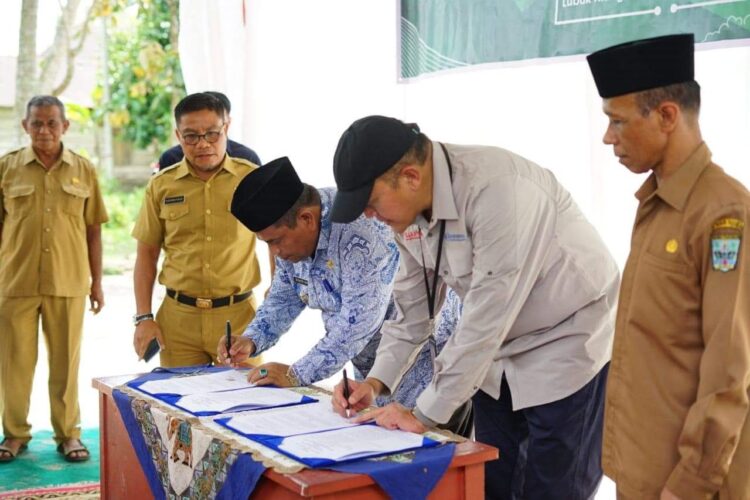 SLI Bagi Kelompok Tani Rawang Rokan, Pemkab Kerja Sama dengan BI dan BMKG 1 TANDA TANGAN—Bupati Padangpariaman Suhatri Bur, saat menandatangani nota kesepahaman dan pembukaan Sekolah Lapang Iklim Kelompok Tani Klaster Padi di Korong Rawang Rokan, Kecamatan Lubuak Alung, Kabupaten Padangpariaman.