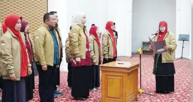 Pengurus SOIna Kota Bukittinggi Periode 2023-2027 Dikukuhkan 1 PENGAMBILAN SUMPAH— Ketua Pengprov SOIna Sumatra Barat, Ny. Harneli Mahyeldi melakukan pengambilan sumpah jabatan pengurus SOIna Kota Bukittinggi periode 2-23-2024 yang diketuai oleh Fiona Agyta, Jumat (22/9).