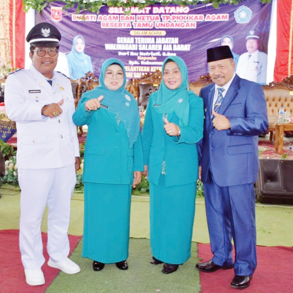 FOTO BERSAMA— Bupati Agam, Andri Warman dan istri foto bersama Wali Nagari Salareh Aia, Rabuman dan Istri usai sertijab, Senin (4/9).