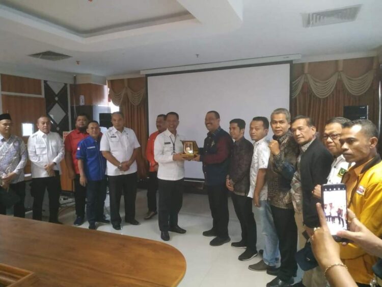TUKAR CENDERRA MATA— Wawako Pariaman Mardison Mahyuddin bertukar cendera mata usai sharing informasi sambut Pemilu 2024 dengan Pemko Pekanbaru.
