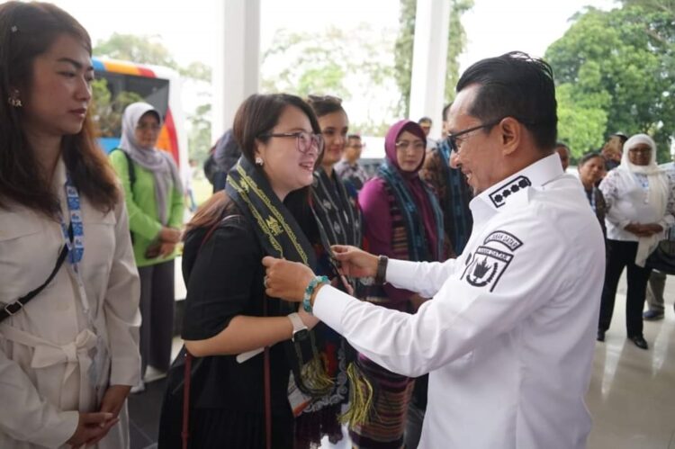 SAMBUT DELEGASI— Bupati Tanahdafar Eka Putra sambut perwakilan 8 negara saat sampa di Indojalito, Batusangkar.