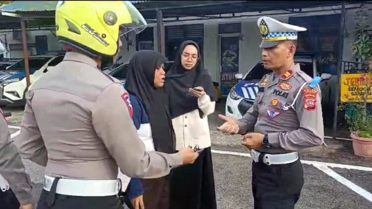 Operasi Zebra Singgalang 2023, Satlantas Keluarkan 411 Tilang dan 500 Teguran 1 KESADARAN BERLALIN— Kanit Gakkum Iptu Afrizal Sahar memberikan penjelasan kepada pelanggar yang terjaring Operasi Zebra Singgalang 2023.