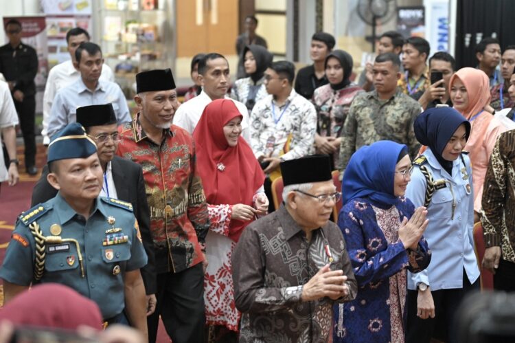 Sebut Sumbar sebagai Pelopor Ekonomi Syari’ah, Wapres Ma’ruf Amin: Tidak Sulit untuk Jadi Produsen Halal Dunia 1 DAMPINGI—Wapres RI Ma’ruf Amin:saat didampingi Gubenur Sumbar Mahyeldi saat membuka secara resmi iven Minangkabau Halal Festival 2023 di aula Universitas Negeri Padang (UNP).
