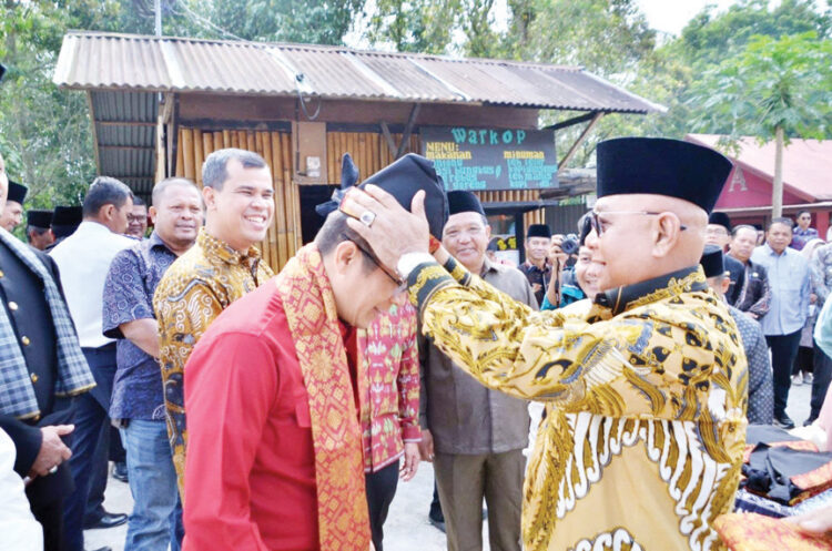 Penilaian Kompetensi Camat Tingkat Provinsi, Camat Ampek Angka Masuk Tahap II 1 PASANGKAN DETA —
Sekda Agam
Edi Busti memasangkan Deta kepada Ketua Tim Penilai Kompetensi Camat Tingkat Provinsi Sumatera Barat, Andri Yulika, Kamis (14/9).