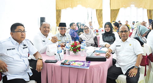 Sekda Agam Hadiri Rapat Percepatan UHC Provinsi Sumbar 1 RAPAT PERCEPATAN UHC— Sekretaris Daerah Kabupaten Agam, Drs. H. Edi Busti,MSi hadiri rapat Percepatan UHC Provinsi Sumatera Barat di Auditorium Gubernuran, Rabu (27/9).