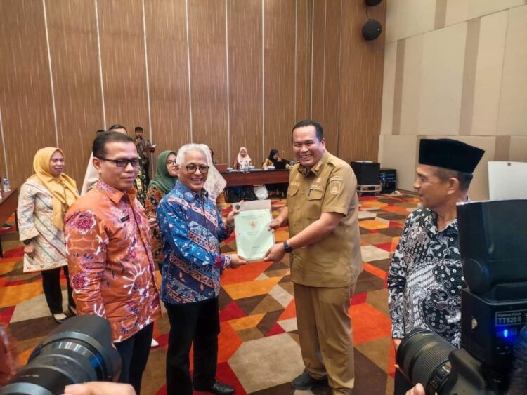 Sertifikat Tanah BMD, Tanah Wakaf dan PTS Diserahkan 1 TERIMA SERTIFIKAT— Sekda Padangpariaman Yota Balad saat terima sertifikat BMD.