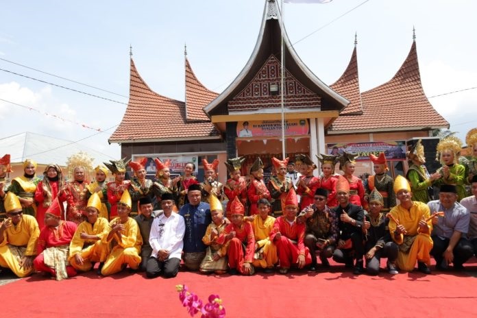 FOTO BERSAMA—Sekda Pasaman Mara Ondak foto bersama dengan pemain sanggar seni budaya Durian Tinggi.