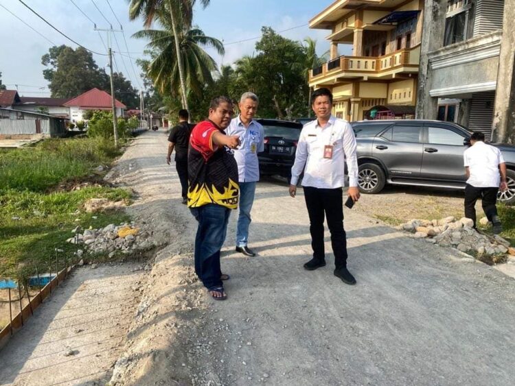 Selesai Tepat Waktu dan Patuhi Administrasi, Bupati Suhatri Bur Warning Pemborong Proyek 1 TINJAU PROYEK JALAN—Bupati Padangpariaman Suhatri Bur bersama inspektur tinjau perkerjaan jalan yang dilakukan pemborong.