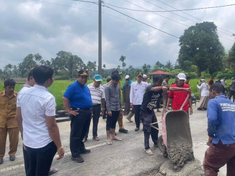 TINJAU—Suhatri Bur saat meninjau gotong royong bersama masyarakat.