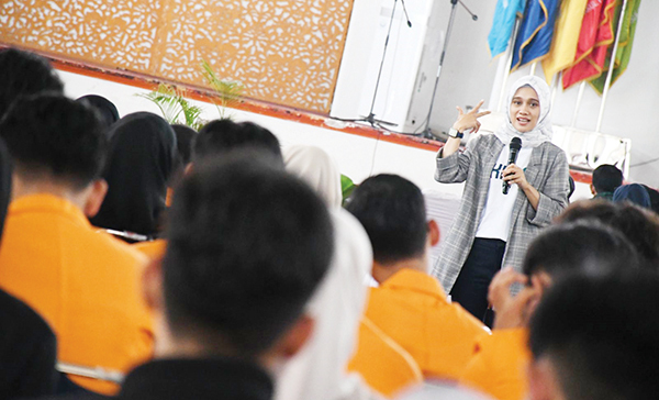 PT Semen Padang Kenalkan Dunia Kerja kepada Mahasiswa Unja 1 SEMEN PADANG MENGAJAR— Kepala Unit Humas & Kesekretariatan PT Semen Padang Nur Anita Rahmawati, berbagi pengalaman serta membagikan tips dan trik kepada mahasiswa Universitas Jambi tentang dunia kerja di perusahaan.